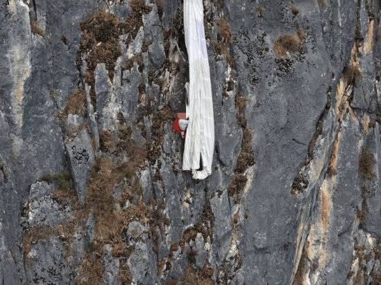 翼装飞行者挂望天崖峭壁5小时获救 低空经济应用场景获实战验证