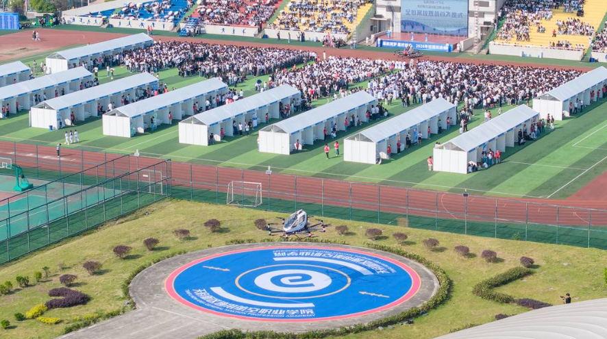 高校双选会上，为啥飞起两架“载人飞行器”？