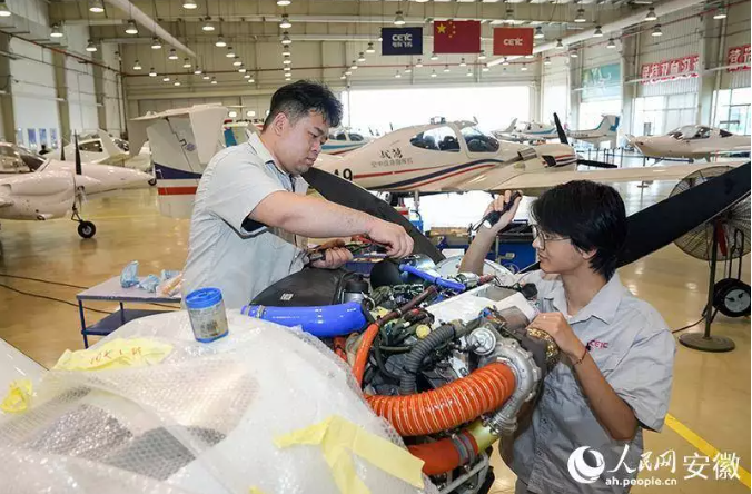 扳手的“咔嗒” 低空的回响