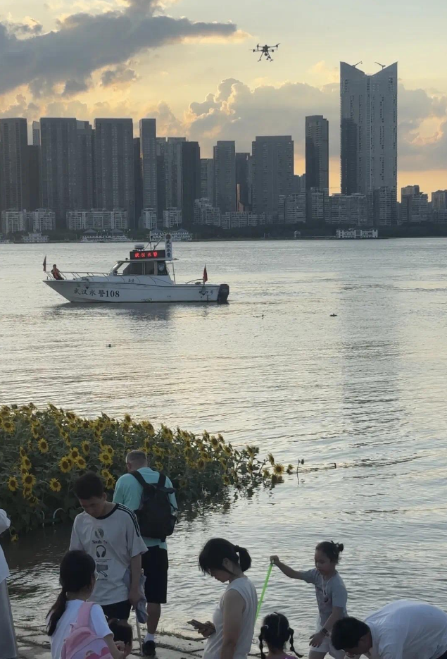 无人机“喊”你快上岸：别再背着家长偷偷下水！