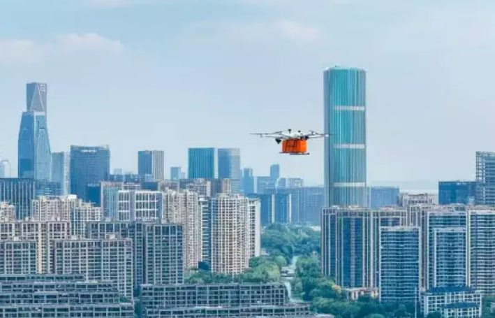 杭州首条低空跨江配送航线投运，无人机13分钟飞越9公里